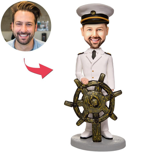 Gepersonaliseerde bobblehead van de kapitein met roer, gemaakt door MadeMine, met ingegraveerde tekst, gedetailleerd en levendig.