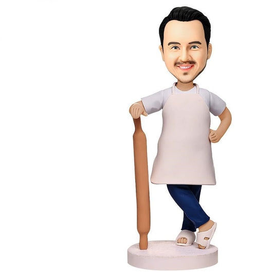 Mannelijke bakker bobblehead van MadeMine met versierde tekst, gedetailleerd beeld van een chef met bakmuts en keukengerei