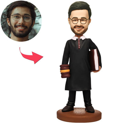Mannelijke rechter bobblehead met Gravure tekst, gemaakt door MadeMine, met gedetailleerd gezicht en gekleed in formele toga.