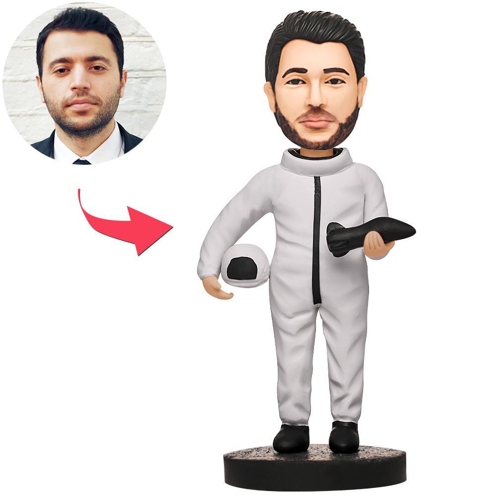 Persoonlijke mannelijke astronaut bobblehead van MadeMine met gravure, gedetailleerd beeld van astronauthelmet en ruimtepak.