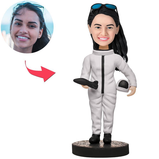 Geslaagde vrouwelijke astronaut bobblehead van MadeMine met gepersonaliseerde gravure, gedetailleerd en kleurrijk.