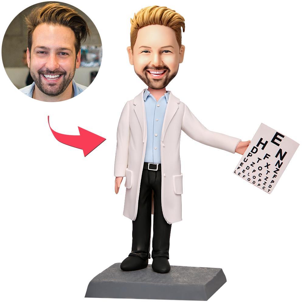 Mannelijke optometrist bobblehead van MadeMine met gegraveerde tekst, gedetailleerde gezichtsexpressie en handgemaakte uitstraling.