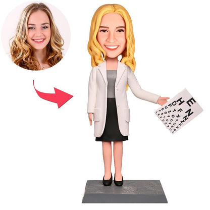 Vrouwelijke optometrist bobblehead van MadeMine met gegraveerde tekst en gedetailleerde gezichtsuitdrukking