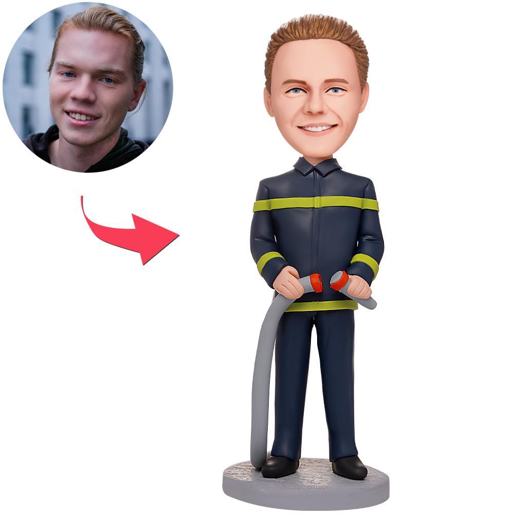 Persoonlijke brandweerman bobblehead met slang, gemaakt door MadeMine, met gegraveerde tekst voor cadeau of verzameldoeleinden.