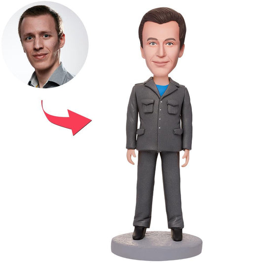 Officer soldaat gepersonaliseerde bobblehead met gegraveerde tekst, gemaakt door MadeMine, zichtbaar met gedetailleerde militaire uniform en lach.
