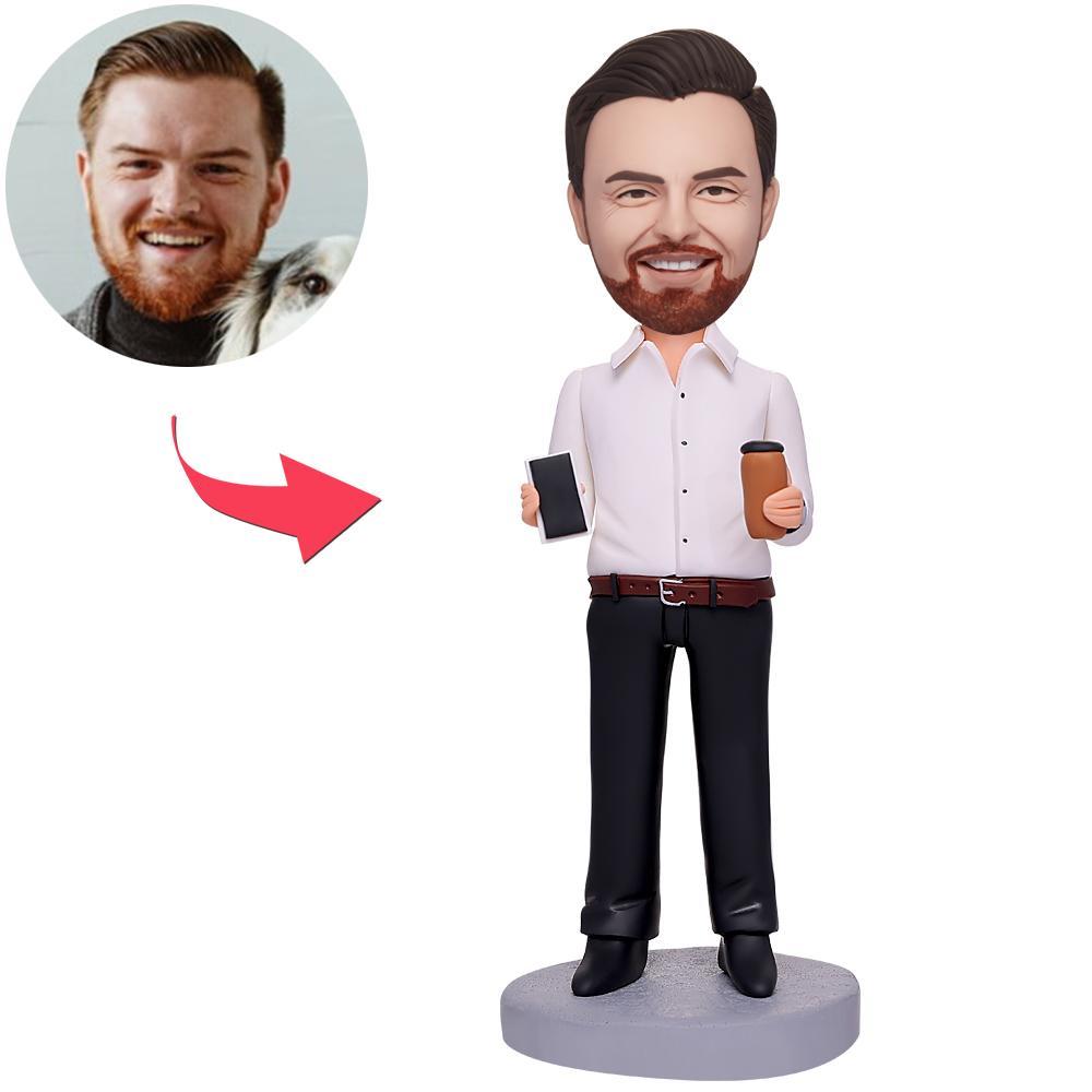 Businessman bobblehead van MadeMine met koffie, mobiele telefoon en gegraveerde tekst, gedetailleerd en kleurrijk.