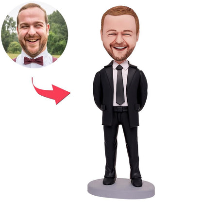 Handen Achter Zakenman MadeMine Bobblehead met gegraveerde tekst, gedetailleerd en levendig weergegeven in close-up.