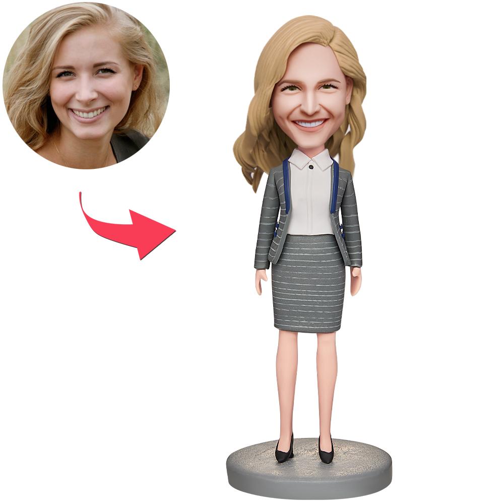 Formele zakelijke vrouw bobblehead van MadeMine met naamgravure, gedetailleerd en geschikt voor kantoordecoratie of geschenken.