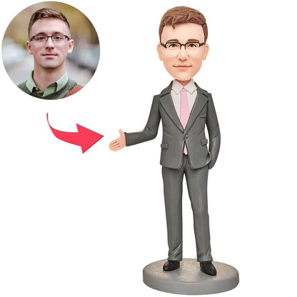 Grijze zakelijke man bobblehead van MadeMine met ingegraveerde tekst en maatwerk, geschikt als grappige cadeaustijl.