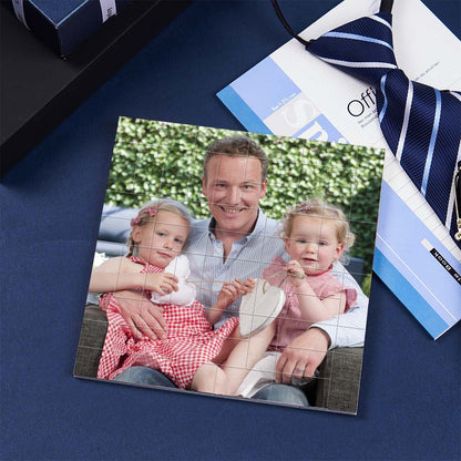Persoonlijk bouwstenen puzzel van MadeMine met gegraveerde foto, geschikt als cadeau voor vaders, met kleurrijke blokken en fotoafdruk.