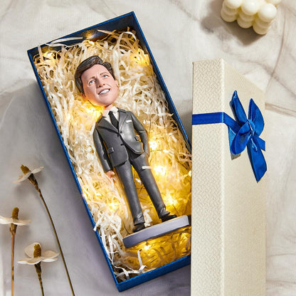 MadeMine brand brandweermannen met waterpistolen custom bobblehead met gegraveerde tekst, vrolijk en gedetailleerd beeld.
