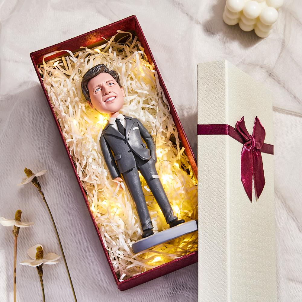 MadeMine vrouwelijke executive bobblehead met gepersonaliseerde tekst en trofeevoet, gedetailleerd en kleurrijk.