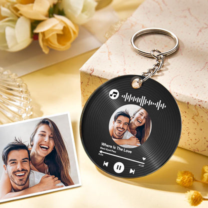 Gepersonaliseerde MadeMine muziek-sleutelhanger met scannbare muziekkode en acrylontwerp, ideaal als cadeau voor koppels