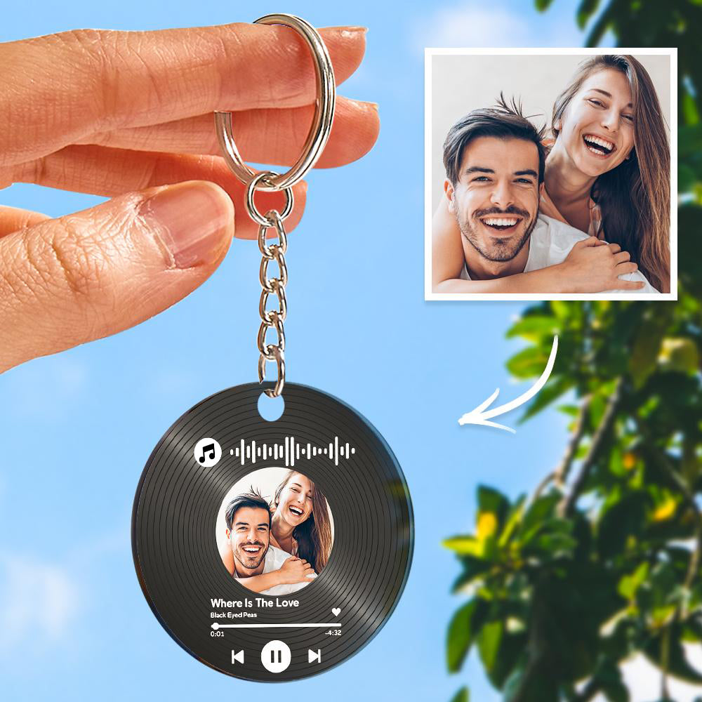 Acryl sleutelhanger met scannbare muziekcode en gepersonaliseerde muziek voor koppels, gemaakt door MadeMine.