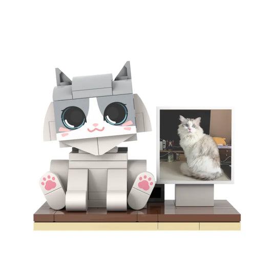 MadeMine Custom Kat Block Duo Edition in vaste houding, gedetailleerde beeld van de felgekleurde katfiguur in beeld.