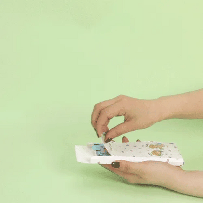 MadeMine Surprise Box met kleurrijke foto en explosie-effect, ideaal voor DIY verrassingen en creatieve cadeaus.